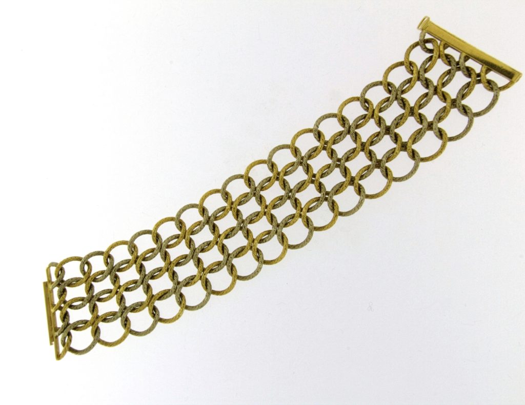 een 18karaats geel en wit goud armband uit 1970 van George Lenfant. Aangeboden door The old Treasury.