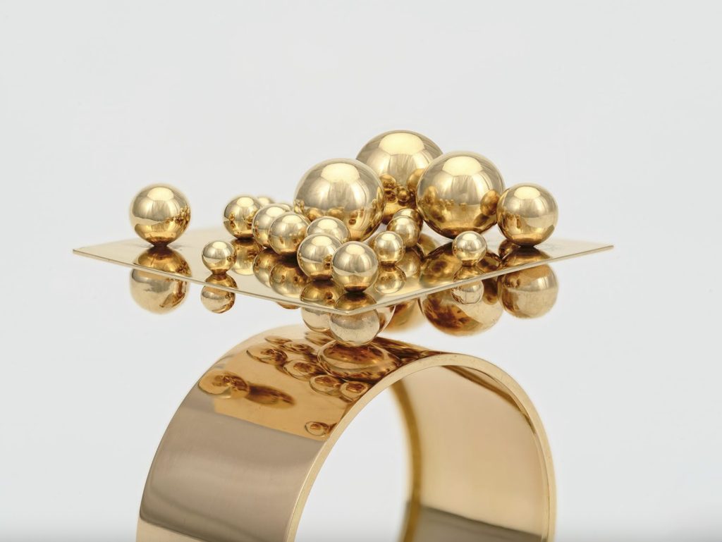 Pol Bury (Haine-Saint-Pierre 1922 – Parijs 2005), Armband Boules des deux côtes d’un carré, 1968. Goud.Koning Boudewijnstichting - aankoop van het Fonds Christian Bauwens 2025, collectie Museum DIVA, Antwerpen