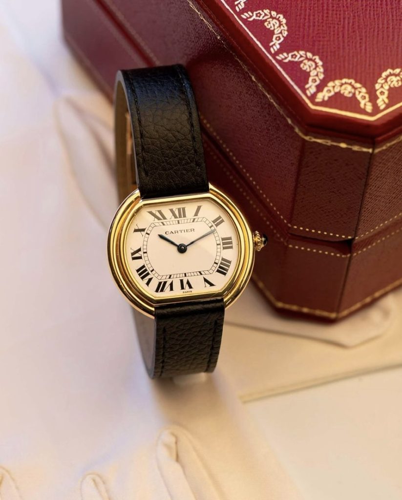 Cartier Ellipse-horloge uit 1972, 18K geelgoud. Leren band, handopwindbaar. Groot model. Bij Morgenster Vaessen Juwelier - Heerlen