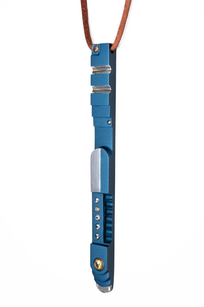 Geanodiseerde, gepolijste aluminium hanger „Lumières sur la Ville“. Bij Studio C - Parijs