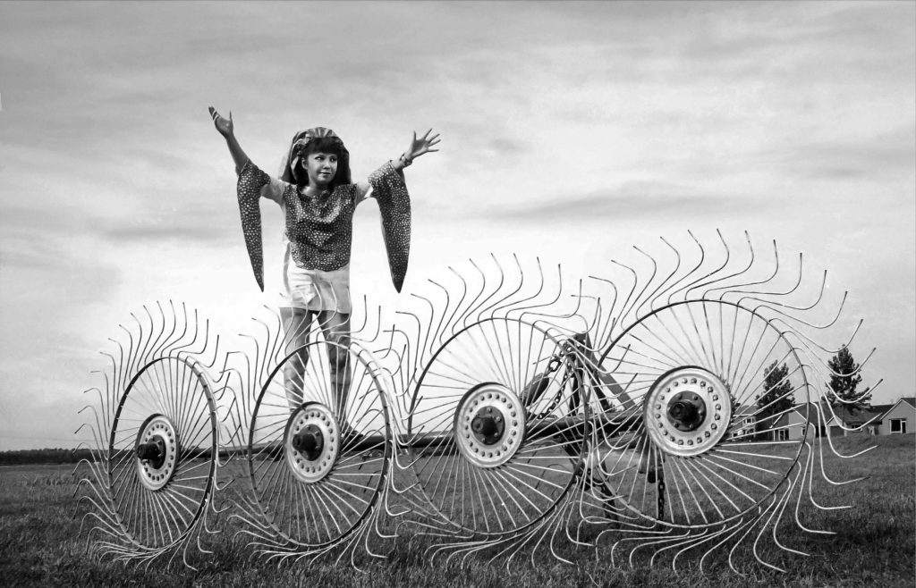 Yayoi Kusama staand op landbouwwerktuig, 1970. Fotograaf: Harrie Verstappen